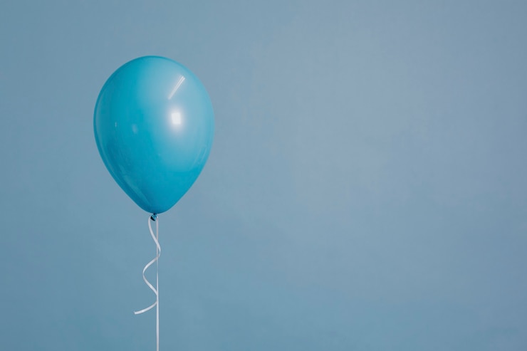 Foto gratuito globo único azul con una cuerda