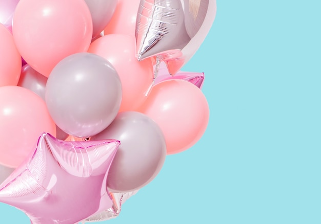 Globos de aire rosa de cumpleaños sobre fondo de menta con maqueta