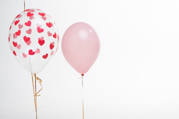 Globos artísticos de primer plano con figuras de corazón