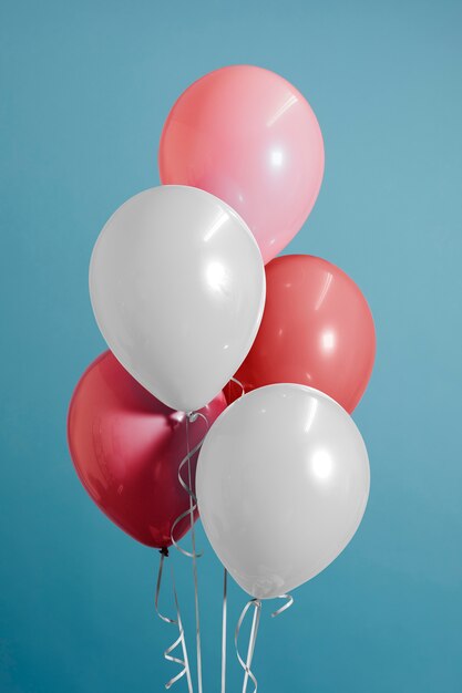 Globos blancos y rosa pastel.