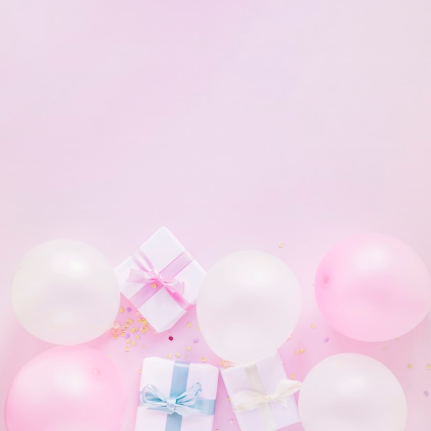 Foto gratuita globos cerca de cajas de regalo