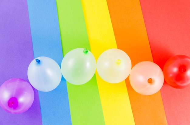 Foto gratuita globos con los colores de la bandera del orgullo