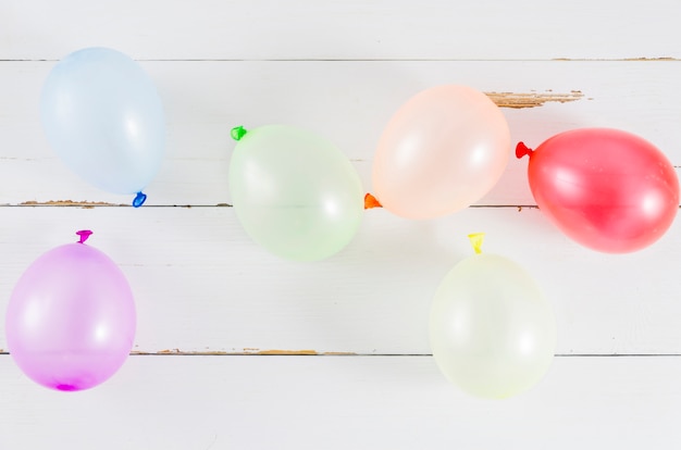 Foto gratuita globos con los colores de la bandera del orgullo