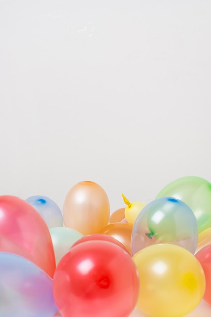 Foto gratuita globos de colores con espacio de copia