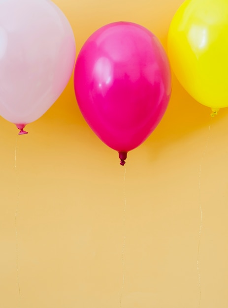 Foto gratuita globos de colores con espacio de copia