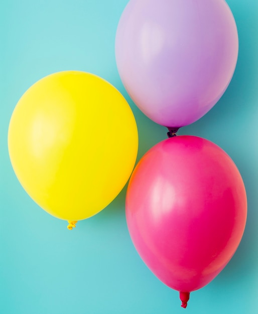 Globos de colores sobre fondo azul