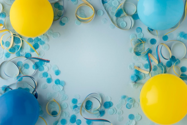 Globos y confeti azul de papel de carnaval