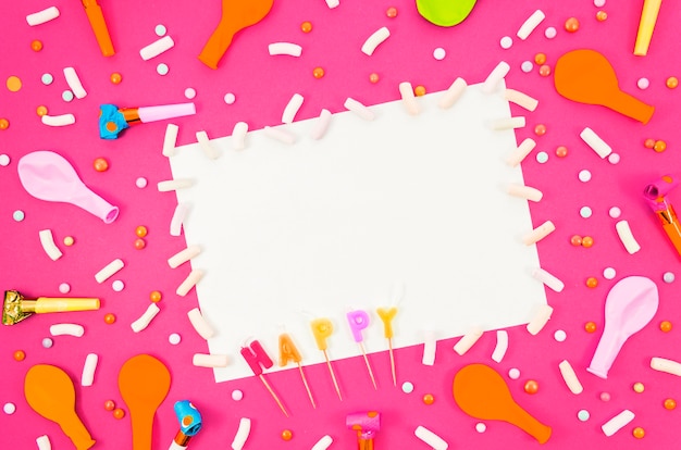 Globos de cumpleaños coloridos con una hoja de papel