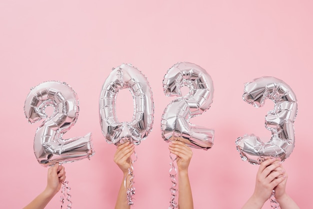 Foto gratuita globos festivos desde los números sobre un fondo rosa