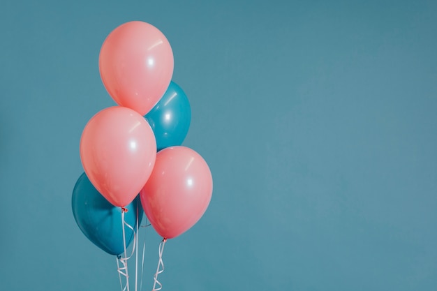 Globos de helio rosa y azul.