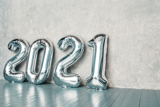 Foto gratuita globos plata 2021. feliz año nuevo 2021. números metálicos 2021