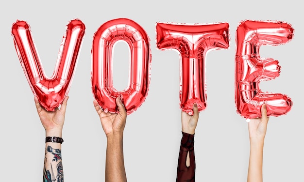 Foto gratuita globos rojos del alfabeto que forman la palabra voto