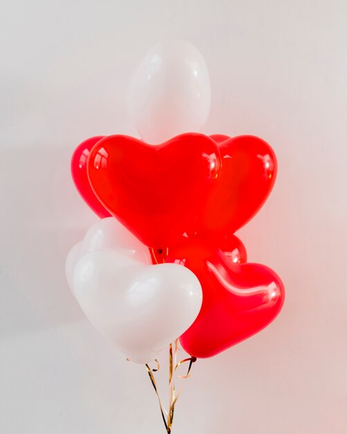 Globos rojos y blancos para el día de san valentín