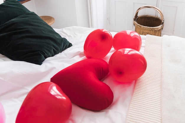 Globos rojos en la cama para el día de san valentín