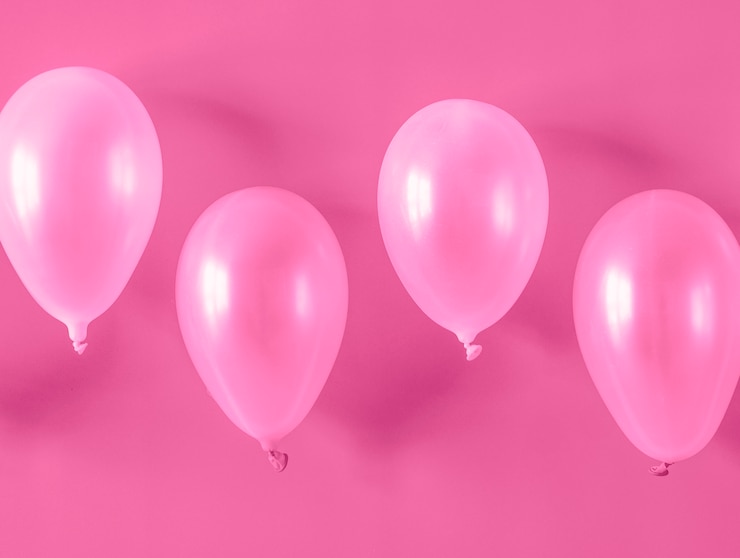 Foto gratuito globos rosas sobre fondo rosa