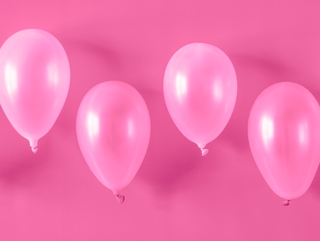 Globos rosas sobre fondo rosa