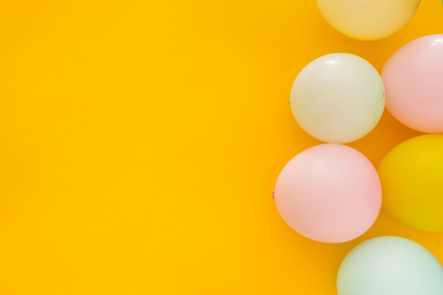 Globos sobre un fondo amarillo