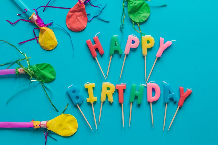 Foto gratuito globos y velas de cumpleaños