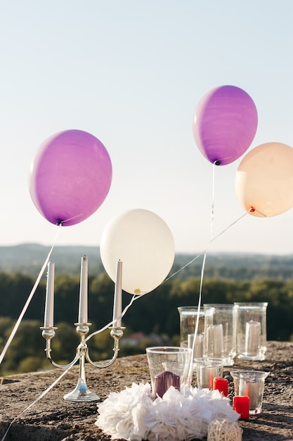 Foto gratuita globos violetas y blancos se elevan sobre las velas