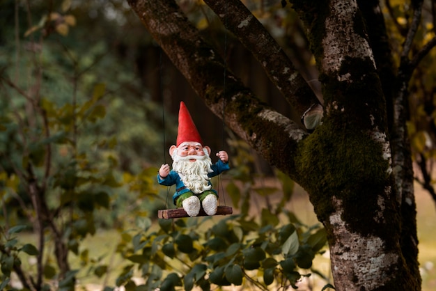 Gnomo de jardín divertido al aire libre