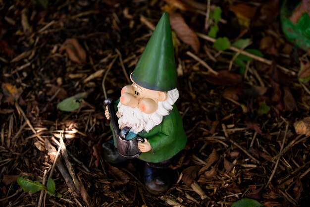 Gnomo de jardín con sombrero divertido al aire libre