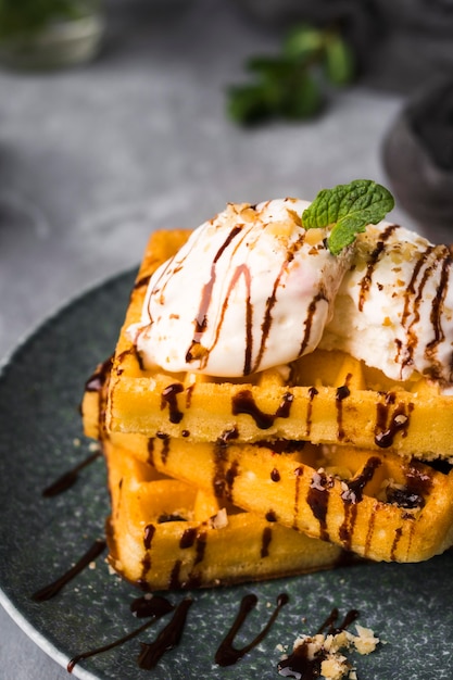 Foto gratuita gofres de alto ángulo con helado en plato