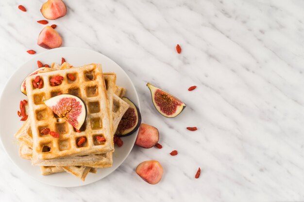 Gofres belgas frescos; e higo servido en plato para el desayuno