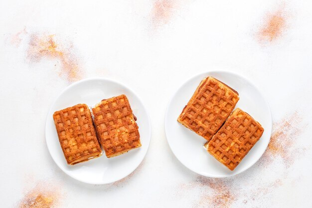 Gofres belgas con nata y frambuesas frescas.