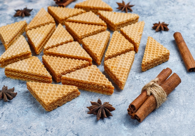 Gofres de canela en mesa de hormigón gris, vista superior