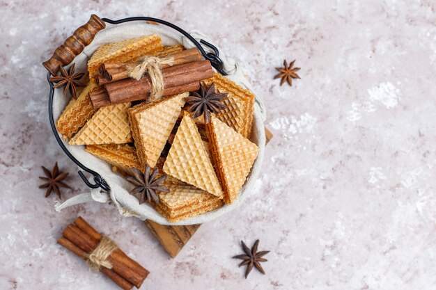 Gofres de canela en mesa de hormigón gris