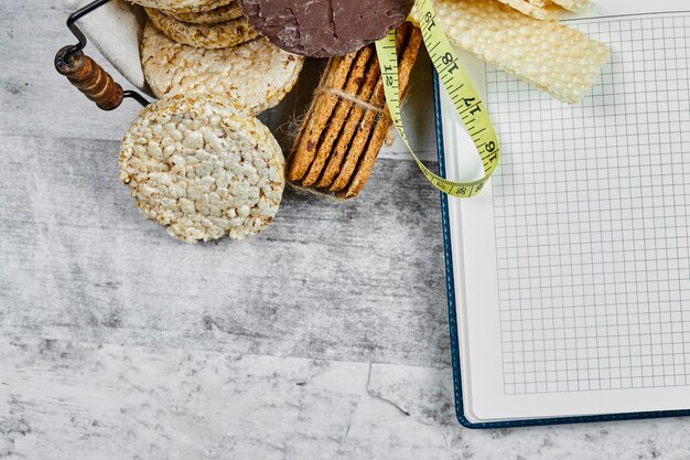 Gofres y galletas con un cuaderno a un lado.