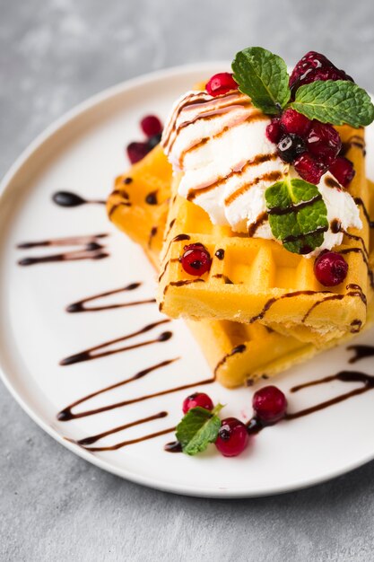 Gofres de primer plano con helado