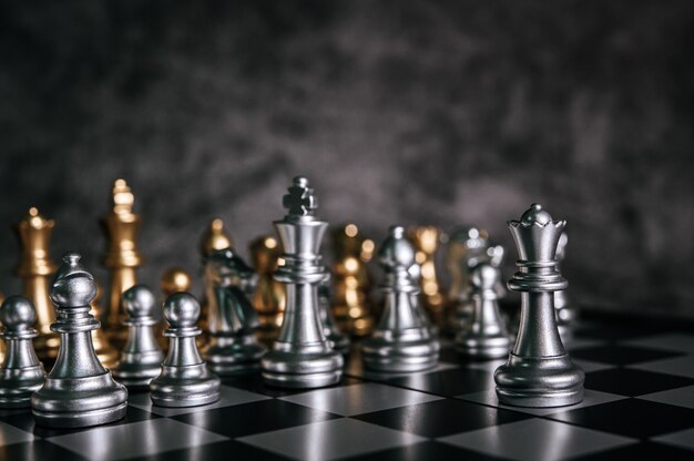 Gold and Silver Chess en el juego de tablero de ajedrez para el concepto de liderazgo de metáfora empresarial