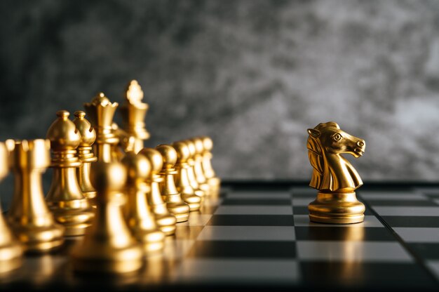 Gold Chess en el juego de tablero de ajedrez para el concepto de liderazgo de metáfora empresarial