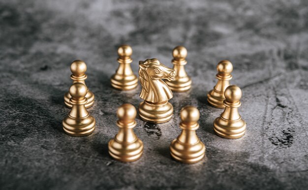 Gold Chess en el juego de tablero de ajedrez para el concepto de liderazgo de metáfora empresarial