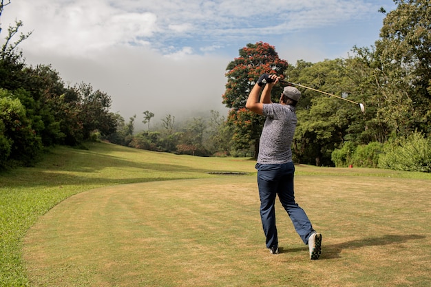 Foto gratuita golfista profesional. bali. indonesia.