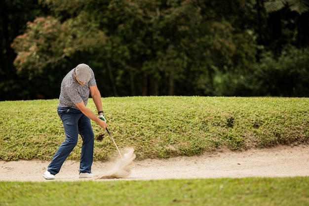 Foto gratuita golfista profesional. bali. indonesia.