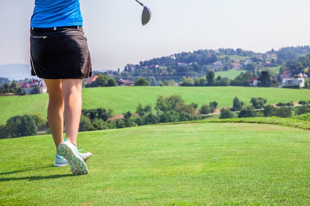 Golfista profesional femenina jugando en el campo de golf de Zlati Gric en Eslovenia