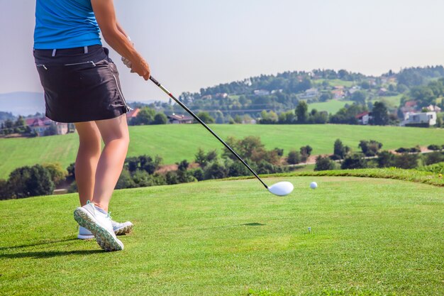 Golfista profesional femenina jugando en el campo de golf de Zlati Gric en Eslovenia