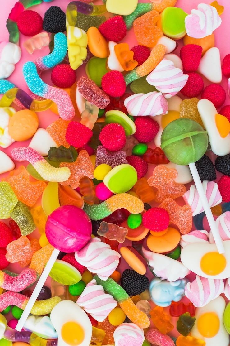 Foto gratuito golosinas y gusanos de gelatina