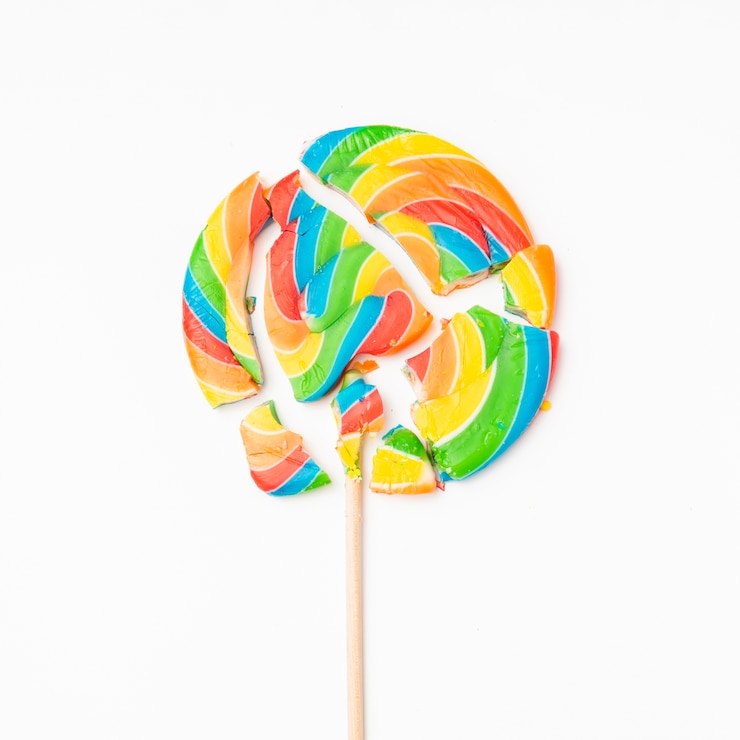 Foto gratuito golpeó deliciosos dulces en la mesa