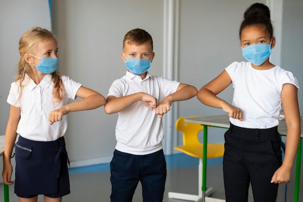 Golpes de codo de niños de tiro medio