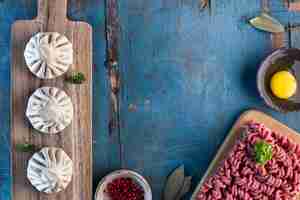 Foto gratuita gominolas crudas de khinkali con carne con fondo azul