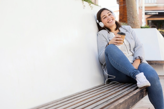 Gordita disfrutando de un café al aire libre