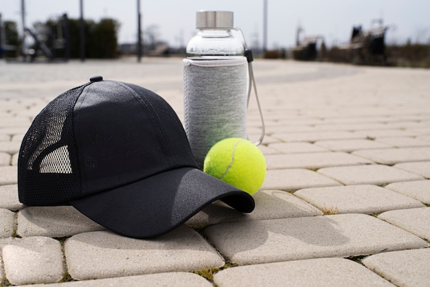 Foto gratuita gorra trucker con pelota de tenis