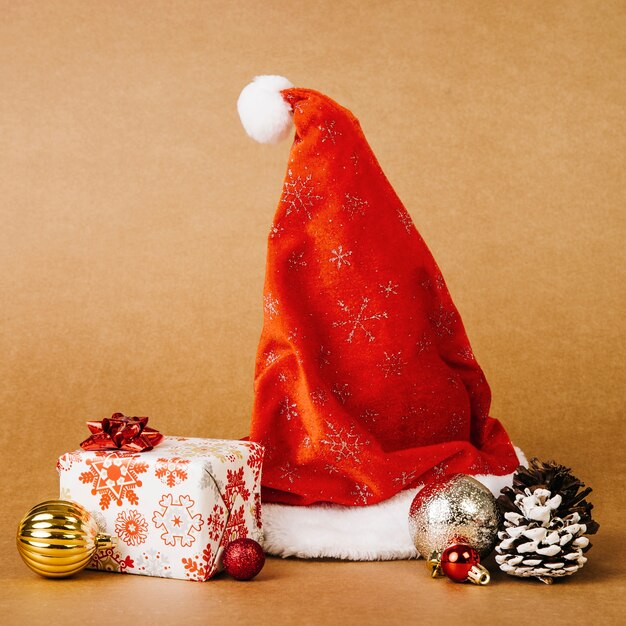 Gorro de navidad y caja de regalo