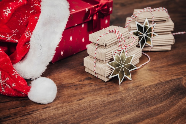 Foto gratuita gorro y pequeñas cajas de navidad