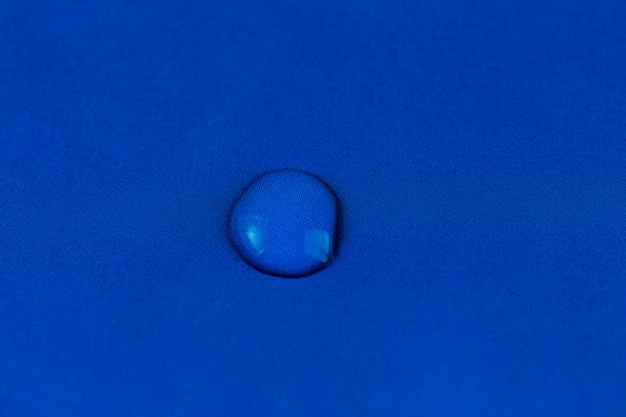 Gota de agua sobre fondo azul