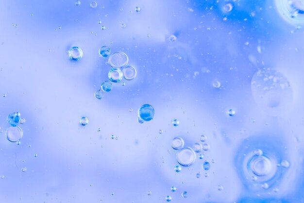 Gota de agua sobre el fondo morado