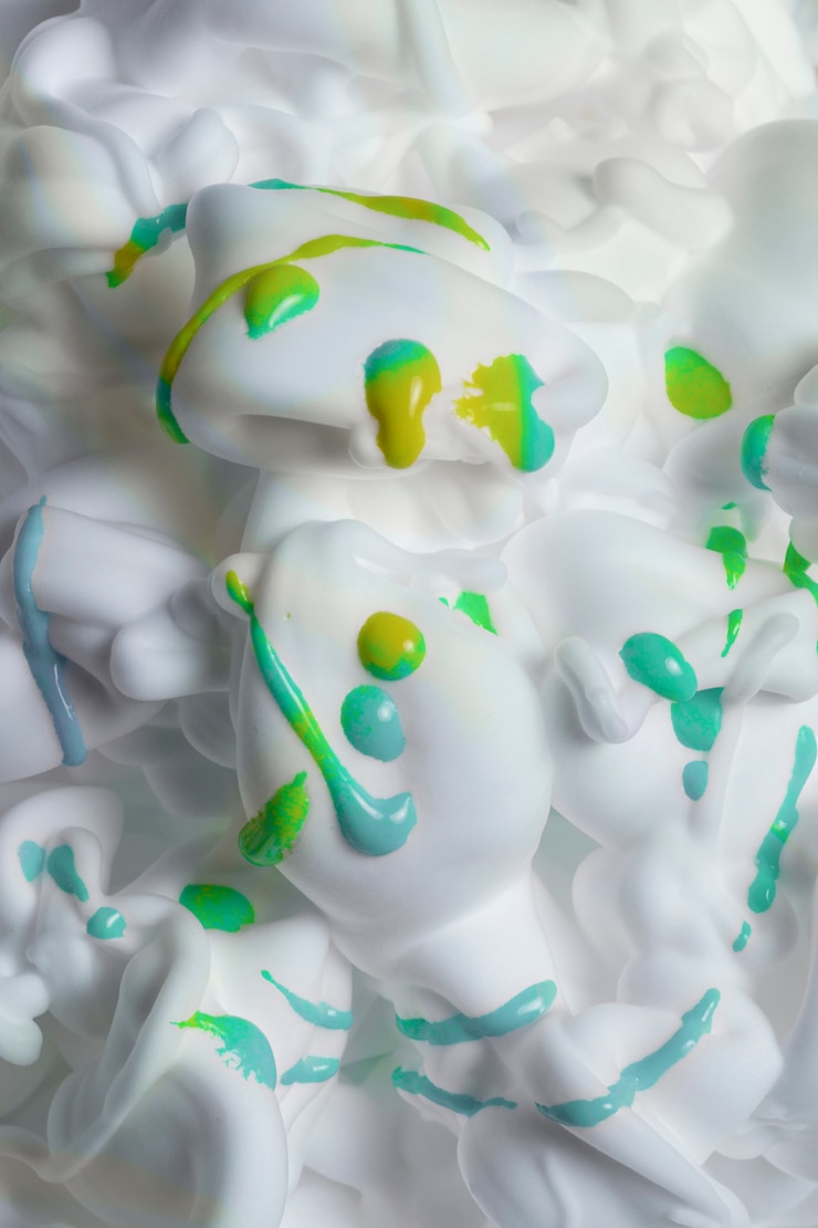 Foto gratuito gota de pintura brillante sobre fondo blanco espuma cremosa